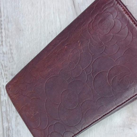 Chanel Camellia Embossed Lambskin Wallet - Picture 17 of 17